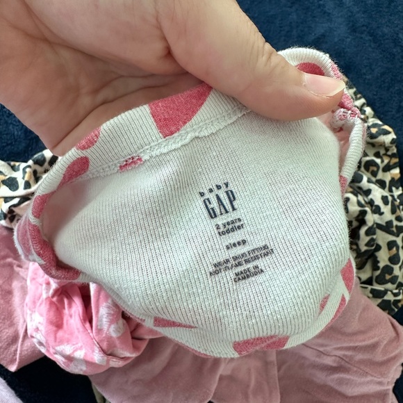 4 Pairs of 2T sleepers, pajamas, Posh Peanut, Gap and Little Sleepies - Picture 8 of 15